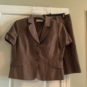 Tahari Arthur S Levine 2 piece lined suit in perfect condition.